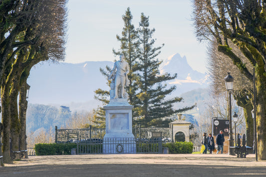 Downloadable photo of Place Royale, Pau, statue of Henri 4, Ossau in the background