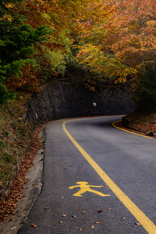 The yellow walking Man, route  de montagne en automne - Photo à télécharger