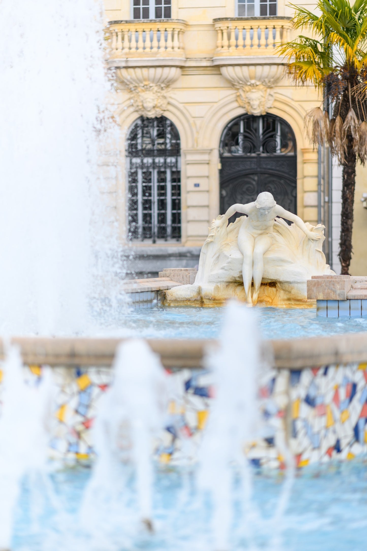 The fountain and pool of Place Clemenceau and the bather in Pau - Photo to download