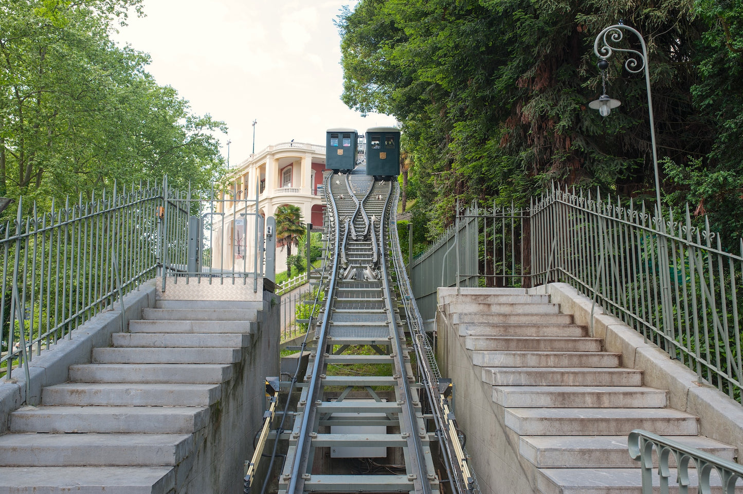 Le funiculaire de Pau, les deux cabines se croisent - Photo à télécharger