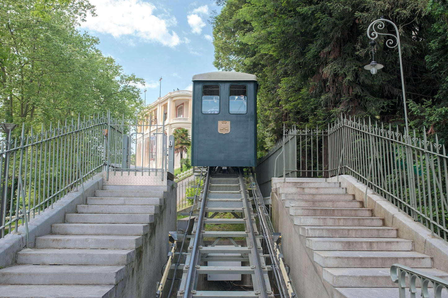 El funicular de Pau, descenso, cerca de la estación de Pau - Foto para descargar