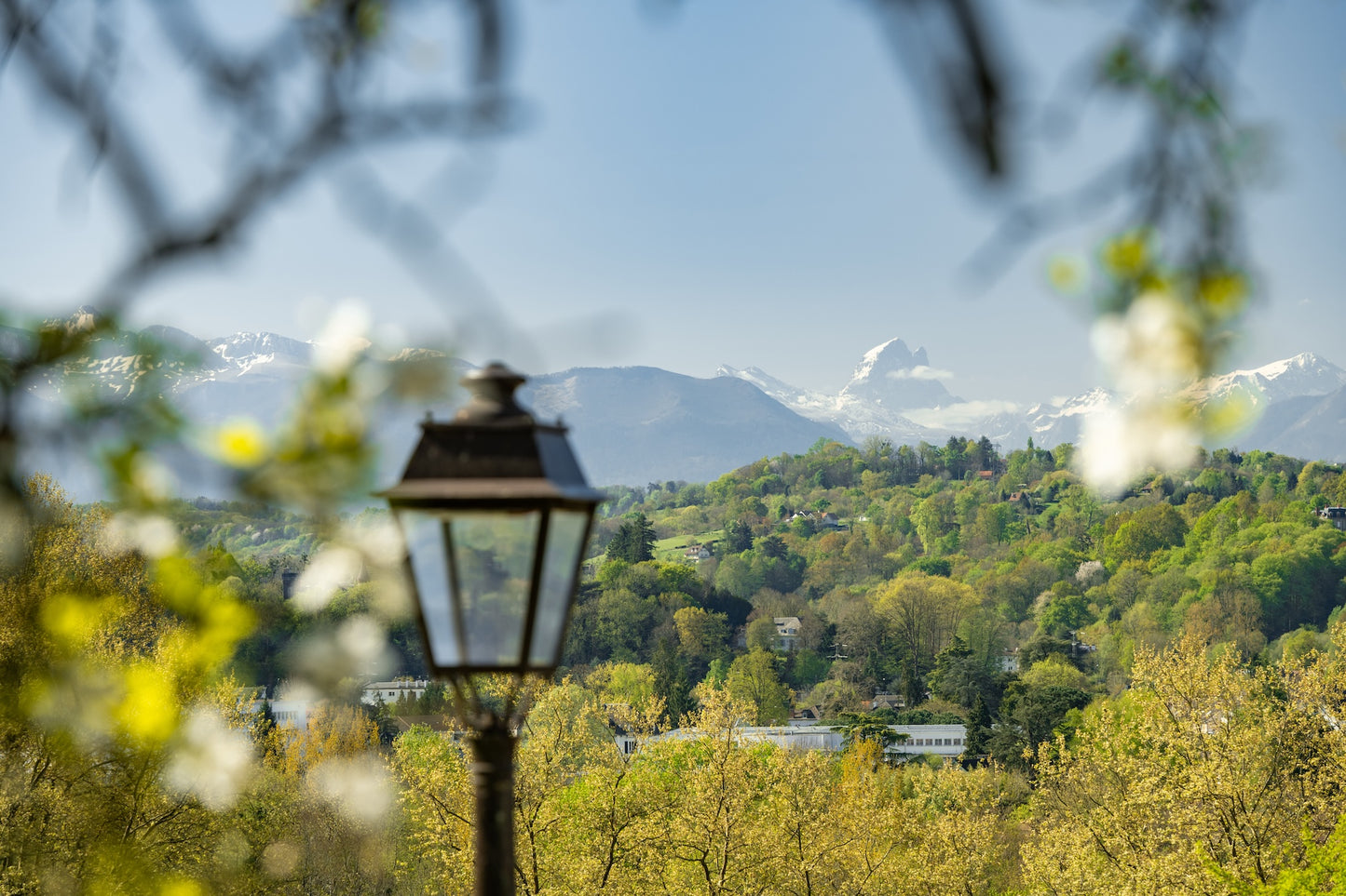 Snow-covered Ossau and hillsides from Boulevard des Pyrénées in Pau - Photo to download