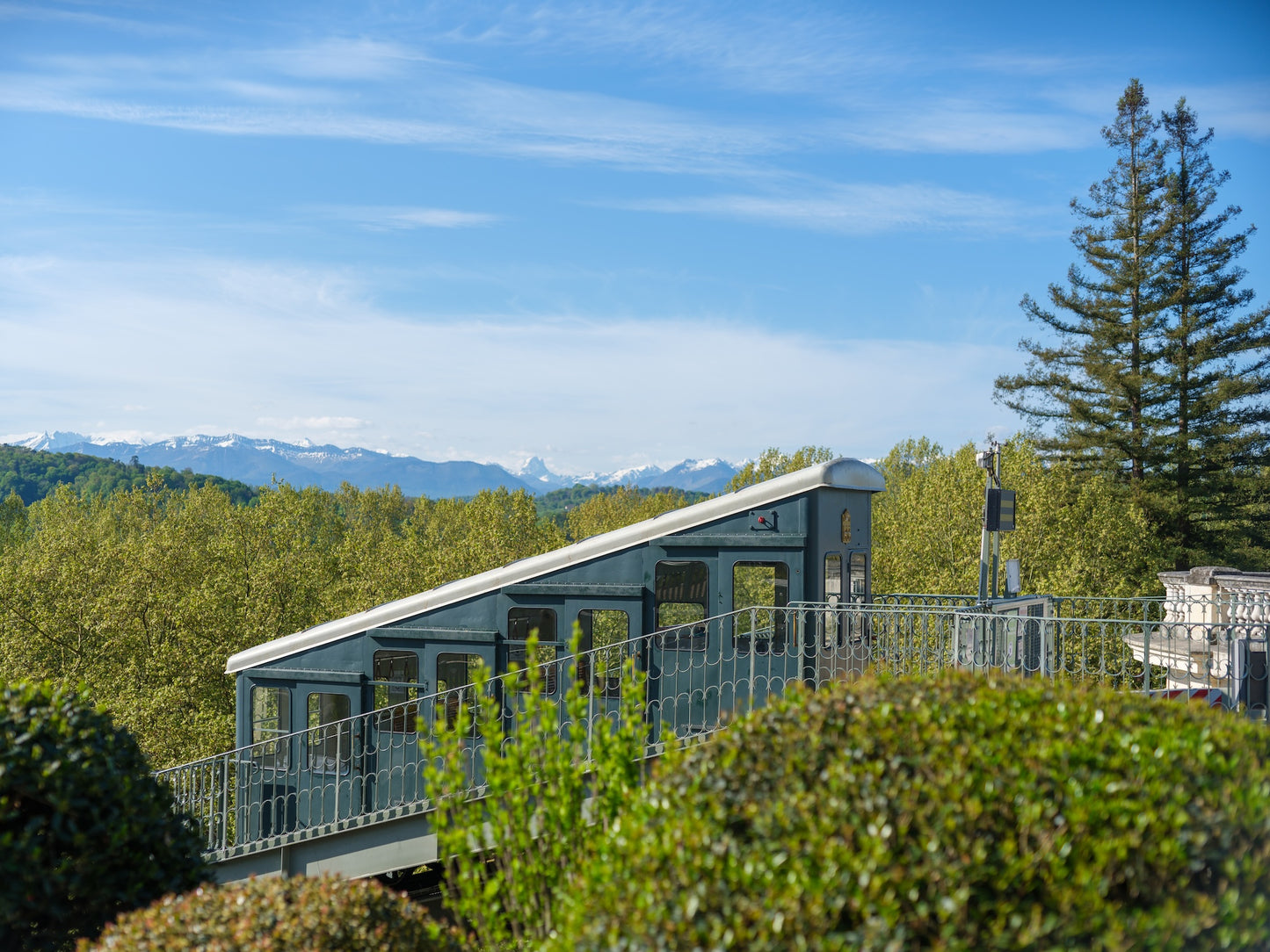 El funicular, la cadena de los Pirineos, boulevard des Pyrénées, Pau, Archivo descargable