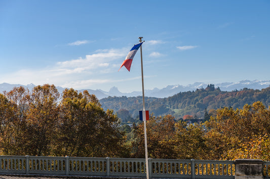 Photo à télécharger du boulevard des Pyrénées avec la chaîne des Pyrénées en fond et l'Ossau